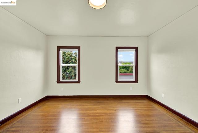 971 34Th St, Richmond CA: https://media.crmls.org/mediaz/fade0a9c-04c2-43ae-9900-16aabb84adc3.jpg