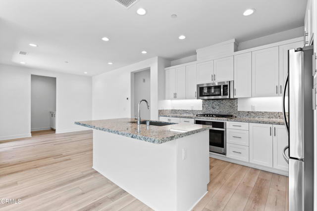 5024 Rexton Drive, Camarillo CA: https://media.crmls.org/mediaz/fade2039-7d44-4113-9c3c-652e43035d7c.jpg