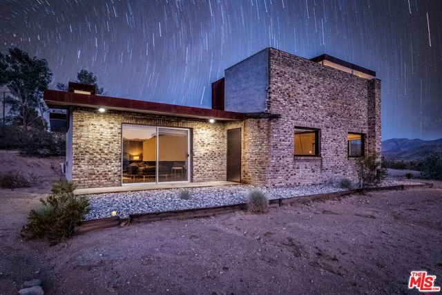 63131 Rocking Chair Road, Joshua Tree CA: https://media.crmls.org/mediaz/fade747b-3e46-480e-9cf4-164551852e81.jpg