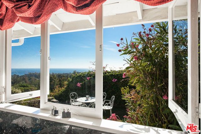1166 LAS PULGAS Place, Pacific Palisades CA: https://media.crmls.org/mediaz/fade8754-a887-4686-b6d0-3628803b3852.jpg