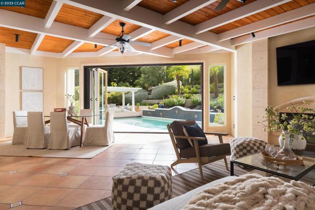 5427 Blackhawk Dr, Danville CA: https://media.crmls.org/mediaz/fadf682e-3077-48c2-9f89-a983cbbe0993.jpg