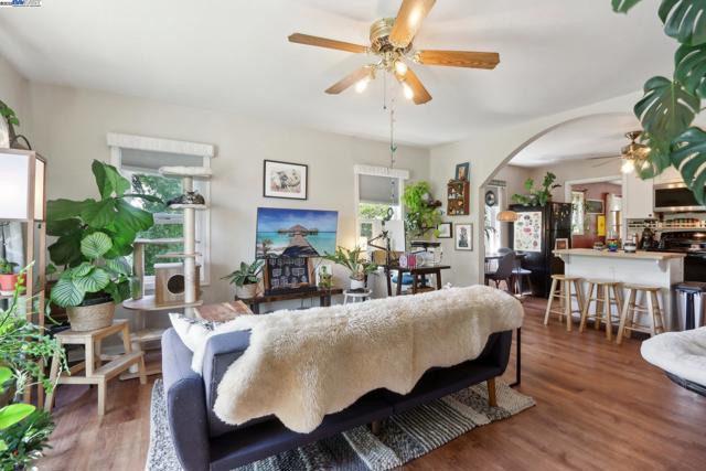 1101 Palm Avenue, Martinez CA: https://media.crmls.org/mediaz/fae09496-09ee-4405-bd15-8e698406f35c.jpg