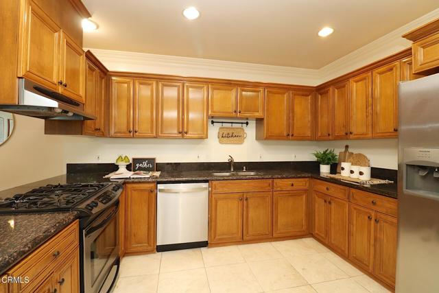 Detail Gallery Image 6 of 34 For 3855 Ingraham St #204,  Los Angeles,  CA 90005 - 3 Beds | 2 Baths