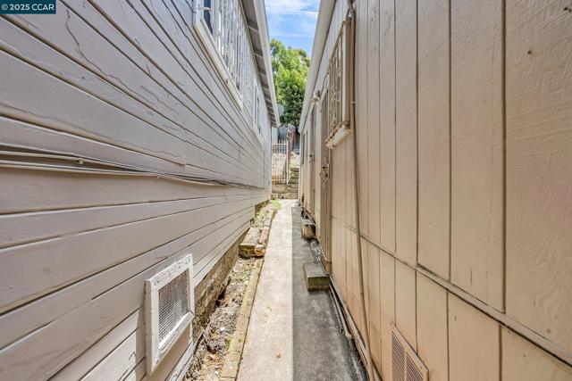 2150 35Th Ave, Oakland CA: https://media.crmls.org/mediaz/fae17ba0-86a7-40ff-b370-68fc969868e9.jpg