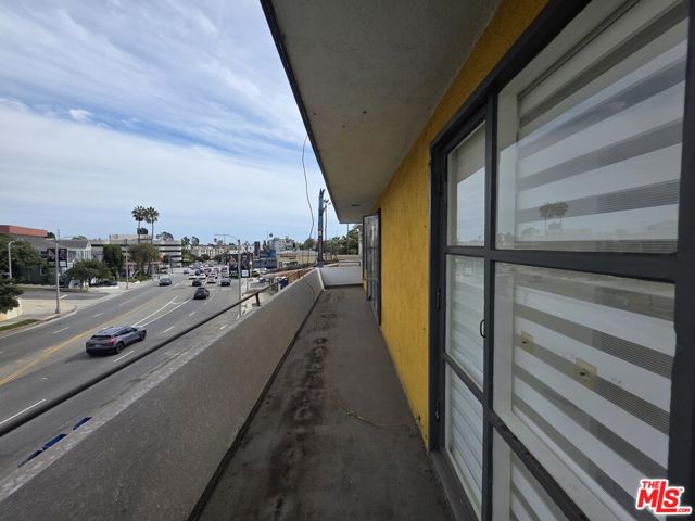 1635 S Beverly Glen Boulevard, Los Angeles CA: https://media.crmls.org/mediaz/fae2518c-77ec-4d91-931f-bee6d2870199.jpg