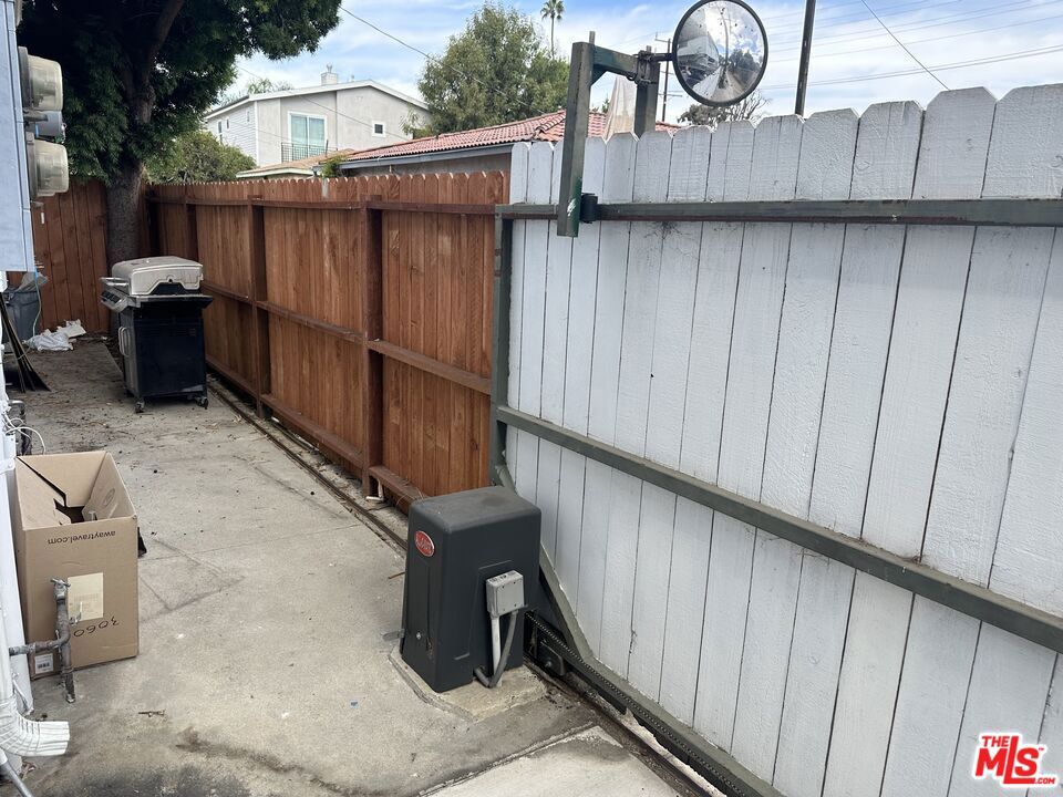 https://media.crmls.org/mediaz/fae263c9-008c-4170-99f3-711c283bfa2b.jpg?preset=X-Large
