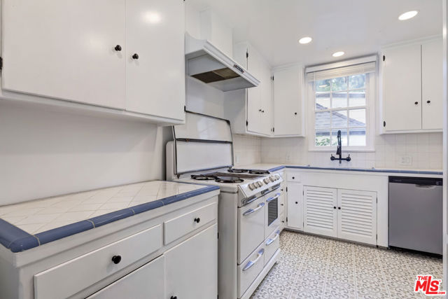 Drew Fenton | 271 Beloit Avenue Los Angeles CA | MLS: 7455926
