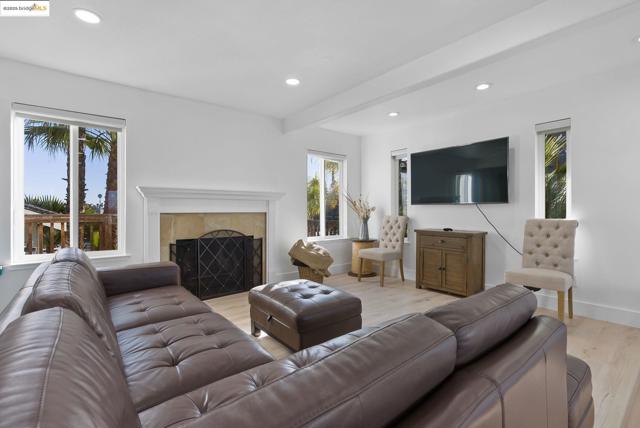 740 Discovery Bay Blvd, Discovery Bay CA: https://media.crmls.org/mediaz/fae3aeda-00e7-4ace-a1cd-f20289ed9d6b.jpg