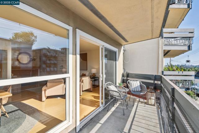 500 Vernon, Oakland CA: https://media.crmls.org/mediaz/fae41f65-a877-4689-b804-45abfe690101.jpg