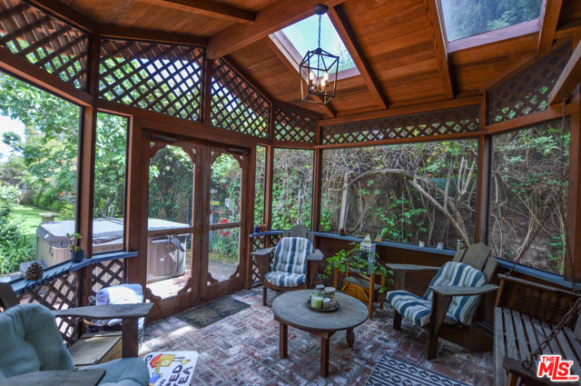 11136 Lucerne Avenue, Culver City CA: https://media.crmls.org/mediaz/fae4964e-c5fd-4fe5-80bb-ca54933cc55e.jpg