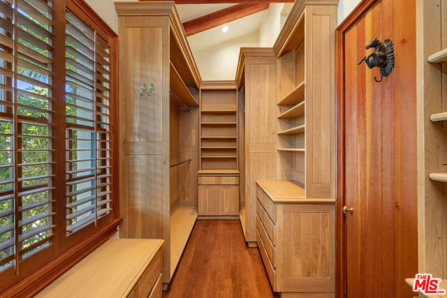 25127 Jim Bridger Road, Hidden Hills CA: https://media.crmls.org/mediaz/fae545ec-bf03-4c83-bd61-65c07ccdf8d4.jpg