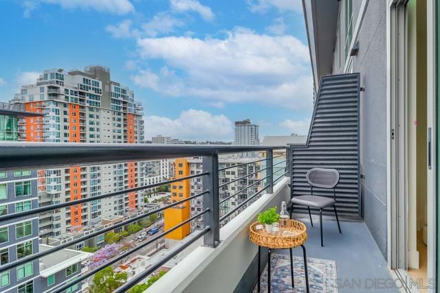 425 W Beech St, San Diego CA: https://media.crmls.org/mediaz/fae6d654-4021-412a-99f6-8f798fdf10b0.jpg