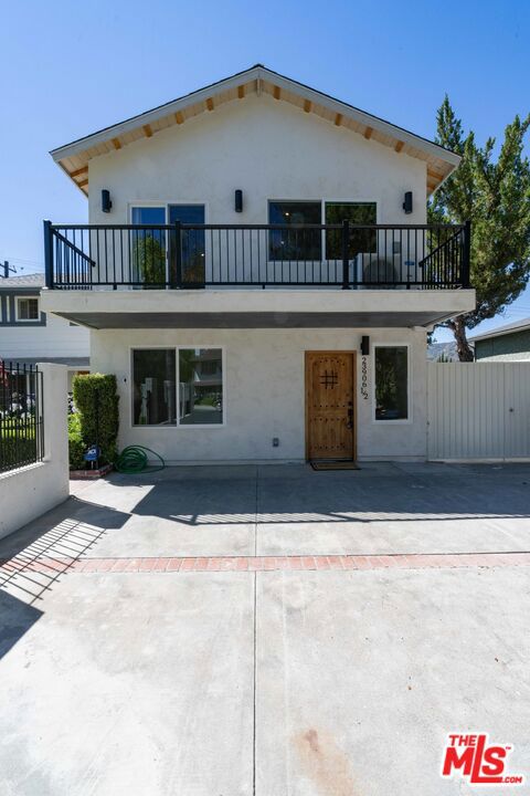 23906 1/2 Darbun Drive, Newhall CA: https://media.crmls.org/mediaz/fae82d77-bf71-4a47-bf56-6f32a5c8730a.jpg