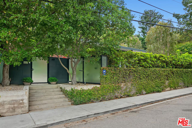 431 W Rustic Road, Santa Monica CA: https://media.crmls.org/mediaz/fae87c19-0cc0-403a-a8e9-62a6ae6e06b3.jpg