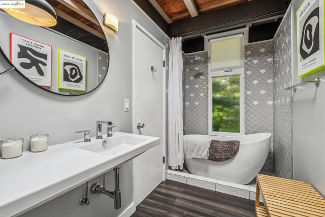 5855 Chelton Dr, Oakland CA: https://media.crmls.org/mediaz/fae8f6c3-ea94-431f-9fe6-faf74398f90e.jpg