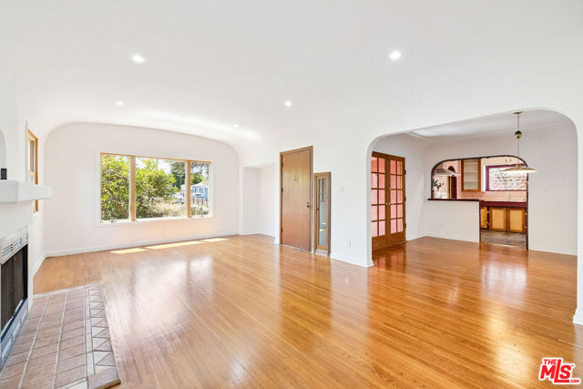 11819 Juniette Street, Culver City CA: https://media.crmls.org/mediaz/fae926ea-a89c-4a46-b43e-d3f25d2411a3.jpg