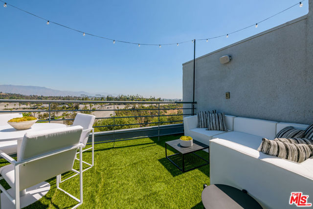1080 Everett Place, Los Angeles CA: https://media.crmls.org/mediaz/fae954ae-e6eb-4e92-a93c-347869cc9dc6.jpg