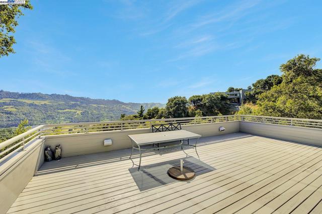 319 Tappan Ter, Orinda CA: https://media.crmls.org/mediaz/fae97f80-1102-4e91-b776-112352129054.jpg