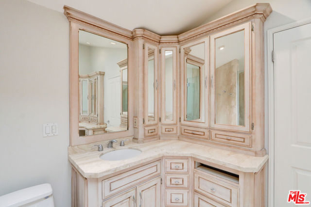 16314 Meadowridge Road, Encino CA: https://media.crmls.org/mediaz/fae98a35-9865-4590-81e4-6bdfd63640bb.jpg