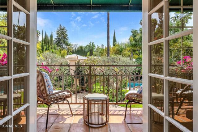 4456 Hayvenhurst Avenue, Encino CA: https://media.crmls.org/mediaz/faeb14ec-43bc-4c14-ae3a-9d7e60eefb98.jpg