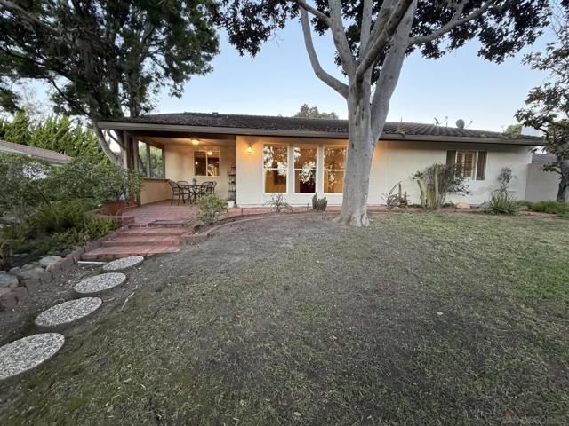 16902 Via de Santa Fe, Rancho Santa Fe CA: https://media.crmls.org/mediaz/faeb87a3-d6b2-4959-b282-d43fc8b0a0d1.jpg