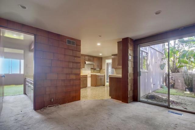 954 Harbor View Dr, San Diego CA: https://media.crmls.org/mediaz/faebb8cc-c3f9-4c42-b5f0-bad1d8f38732.jpg