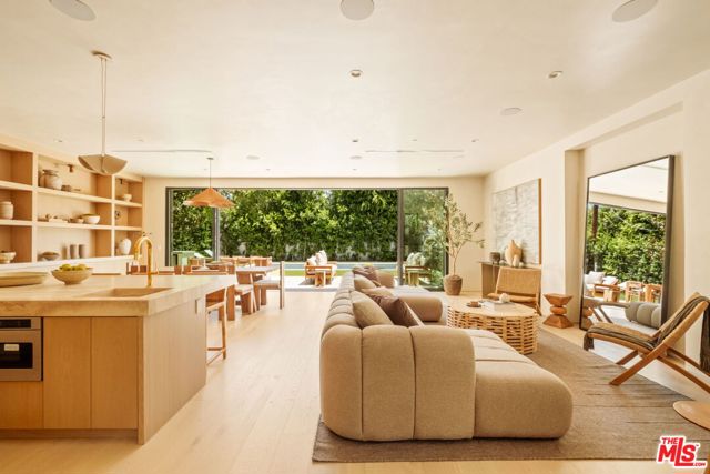 636 N Laurel Avenue, Los Angeles CA: https://media.crmls.org/mediaz/faebc923-913a-45ae-84e5-d5e8d980e2c0.jpg