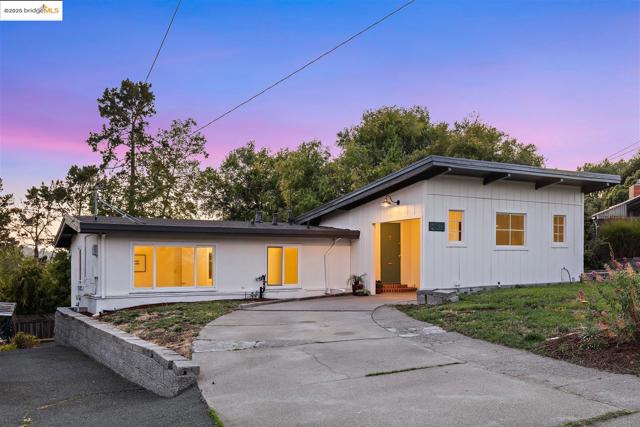 2871 Stephen Dr, Richmond CA: https://media.crmls.org/mediaz/faec98da-b406-41b4-8403-6de06a38122f.jpg