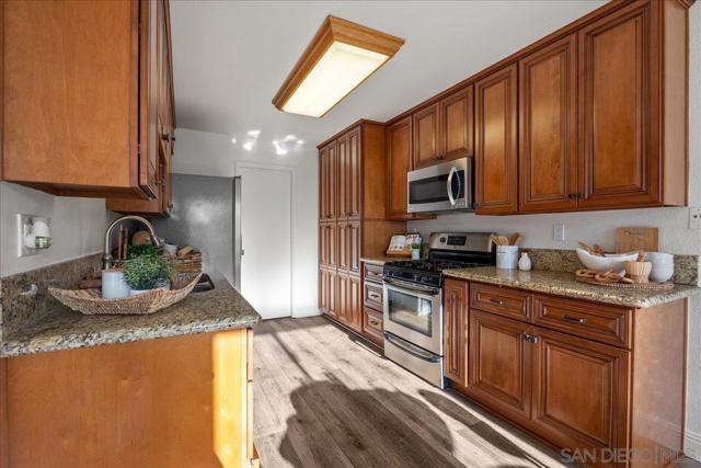 721 Buena Tierra Way, Oceanside CA: https://media.crmls.org/mediaz/faeca79b-07b1-4ba1-aa6c-5d0ee9425283.jpg