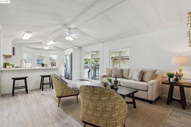 301 Alcott Ct, Bethel Island CA: https://media.crmls.org/mediaz/faecb6c3-e1e1-4991-9cdb-d43adece7629.jpg