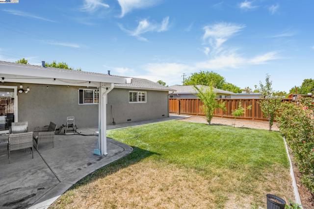 548 Sonoma Ave, Livermore CA: https://media.crmls.org/mediaz/faecba76-2b81-45f0-b5f9-23e87d8da3ed.jpg