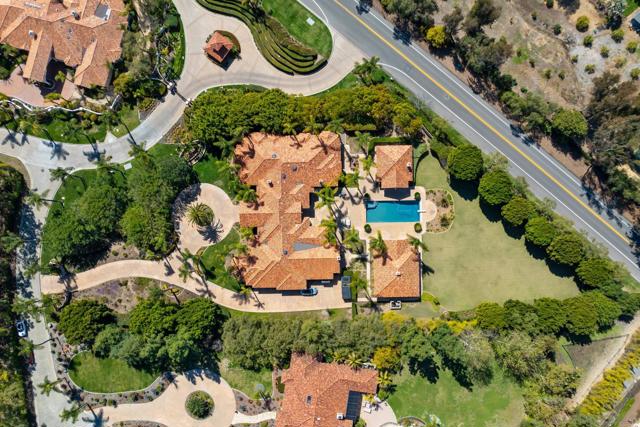 18050 Rancho La Cima Corte, Rancho Santa Fe CA: https://media.crmls.org/mediaz/faecbc14-a661-4521-8750-7bd1d38e6263.jpg