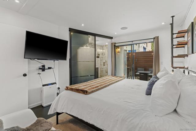 1521 Kettner Blvd, San Diego CA: https://media.crmls.org/mediaz/faed03e4-a322-45bc-a378-f69d00fd2475.jpg