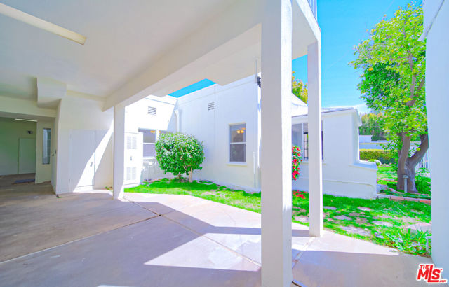 525 N Rexford Drive, Beverly Hills CA: https://media.crmls.org/mediaz/faed5867-4c81-4e1d-a920-917a8ab81ea1.jpg