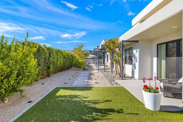 23 Emerald Court, Rancho Mirage CA: https://media.crmls.org/mediaz/faed738b-da1f-4c20-94a1-735d0c92c0ad.jpg