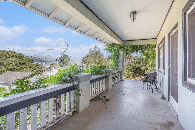 925 GRANDVIEW AVE, Martinez CA: https://media.crmls.org/mediaz/faeda9b5-ee80-4e64-86d0-4f367230b3e6.jpg