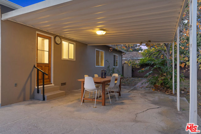 4242 Grand View Boulevard, Los Angeles CA: https://media.crmls.org/mediaz/faef2231-9fd3-4493-a0cb-ddde05dd431f.jpg