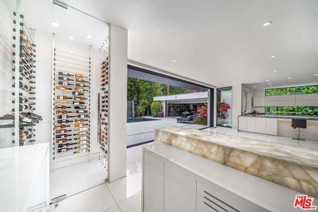 511 N Rexford Drive, Beverly Hills CA: https://media.crmls.org/mediaz/faef611c-a6ae-467c-9898-d0c487984a28.jpg