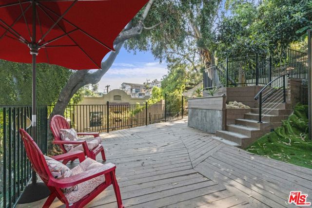2315 Loma Vista Place, Los Angeles CA: https://media.crmls.org/mediaz/faf0c55e-3c19-41e9-bb42-4d17e2fc4489.jpg