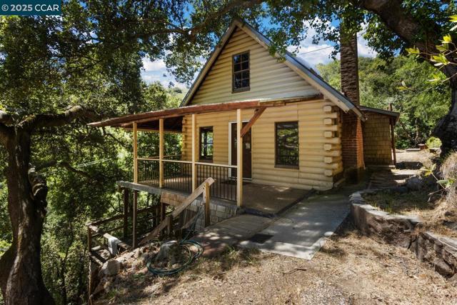 37 La Madronal, Orinda CA: https://media.crmls.org/mediaz/faf0c587-e48d-41c2-aba2-201baa186c58.jpg