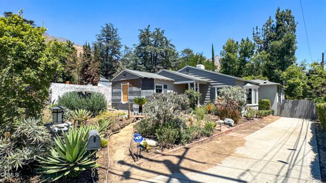 2560 Allen Avenue, Altadena CA: https://media.crmls.org/mediaz/faf172d0-3ed9-4c00-92fe-e657145d7eb3.jpg