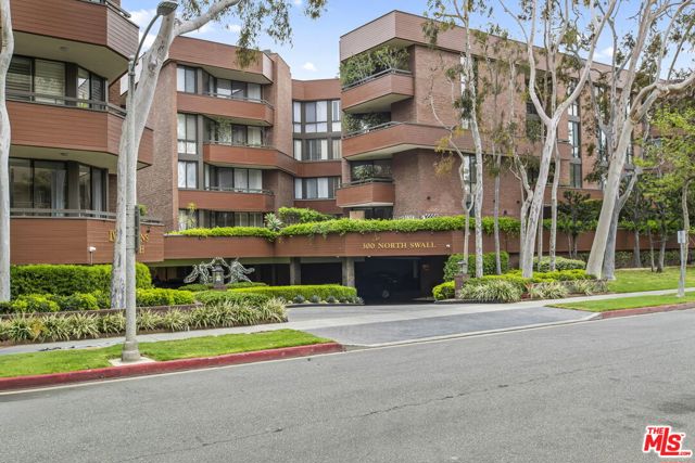 300 N Swall Drive, Beverly Hills CA: https://media.crmls.org/mediaz/faf2b4eb-aff6-4feb-8c3e-0c726bd3de96.jpg