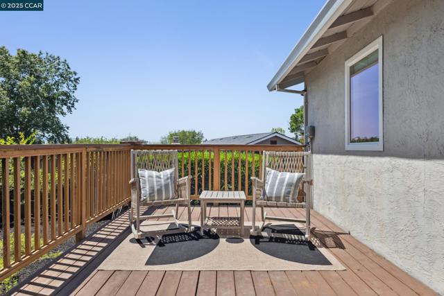 3662 Perada Dr, Walnut Creek CA: https://media.crmls.org/mediaz/faf2e305-ae1e-434d-a440-e32c6bfce613.jpg