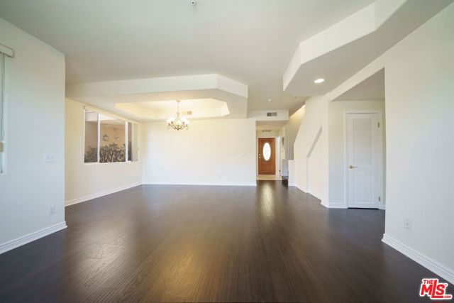 2716 Honolulu Avenue, Montrose CA: https://media.crmls.org/mediaz/faf3b55a-2743-470c-ae2f-eeb8b30a5ae5.jpg