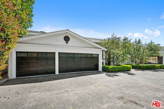 400 Chautauqua Boulevard, Pacific Palisades CA: https://media.crmls.org/mediaz/faf4bc1a-4bce-4ecb-a49a-c88847bb7436.jpg