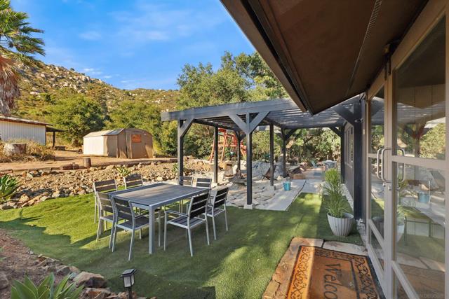 1722 Tierra Libertia Rd, Escondido CA: https://media.crmls.org/mediaz/faf5fbe6-555f-4c65-a619-530a2699208c.jpg