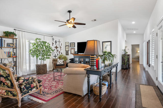 52775 Avenida Bermudas, La Quinta CA: https://media.crmls.org/mediaz/faf673f0-d474-4814-bfd8-9f2e69893c83.jpg