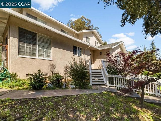 4430 Canyon Way, Martinez CA: https://media.crmls.org/mediaz/faf7d520-a8f7-492a-9722-8ac5ed83bb59.jpg