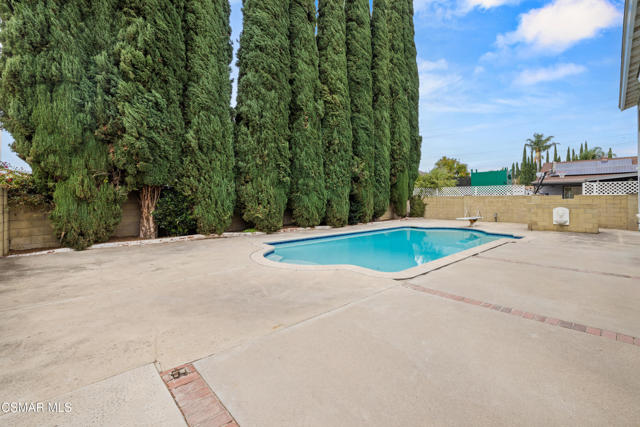 2385 N Justin Avenue, Simi Valley CA: https://media.crmls.org/mediaz/faf85beb-8891-4ab3-b63e-fe53540b3185.jpg
