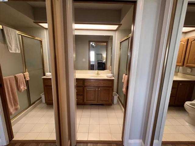 37 Binnacle Hl, Oakland CA: https://media.crmls.org/mediaz/faf85fe5-4885-4628-a31c-ec48bc46028a.jpg